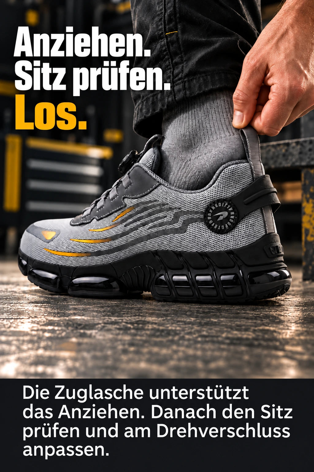 Der Schuh wird mit Unterstützung der sichtbaren Zuglasche angezogen.
